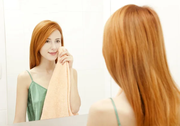 Vacker rödhårig ung kvinna med frisk hud i ansiktet i badrum — Stockfoto