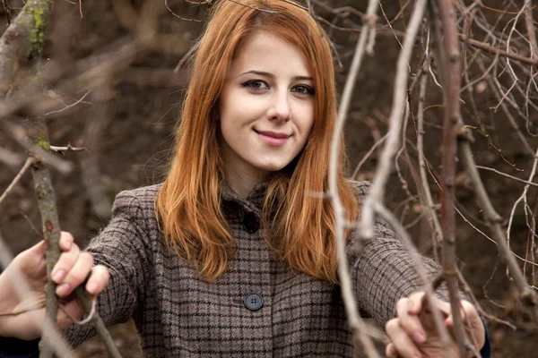 Redhead girl near tree. — Stock Photo, Image