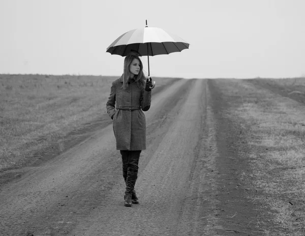 Magányos lány, esernyő, ország út. — Stock Fotó