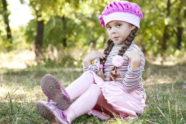 Roztomilá holčička na venkovní — Stock fotografie