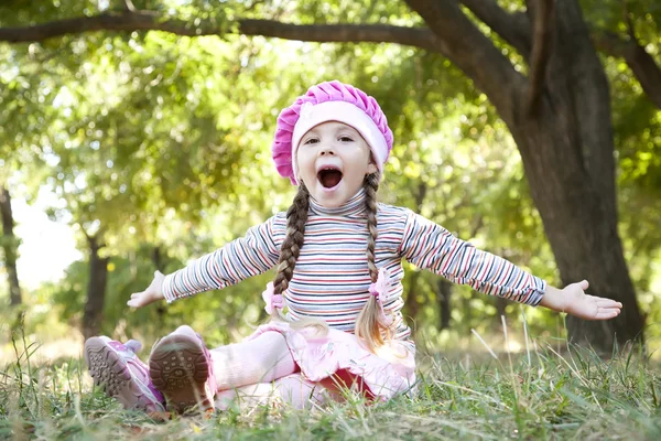 Мила маленька дівчинка на відкритому повітрі — стокове фото