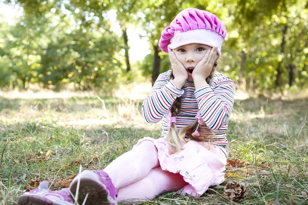 Söt liten flicka på utomhus — Stockfoto