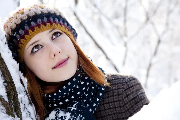 Bella giovane donna dai capelli rossi nel parco invernale — Foto Stock