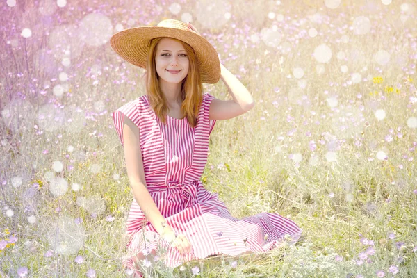 Όμορφη κοκκινομάλλα κοπέλα με το καπέλο στο πάρκο. — Φωτογραφία Αρχείου