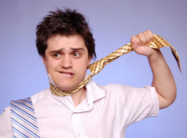 Genç erkek kravat seçim yapamaz. — Stok fotoğraf