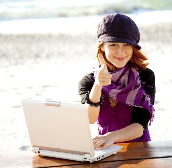 Portret rudowłosa dziewczyna z laptopa na plaży. — Zdjęcie stockowe