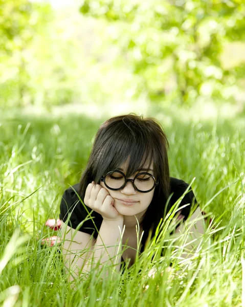 Jonge tiener meisje op groen gras. — Stockfoto