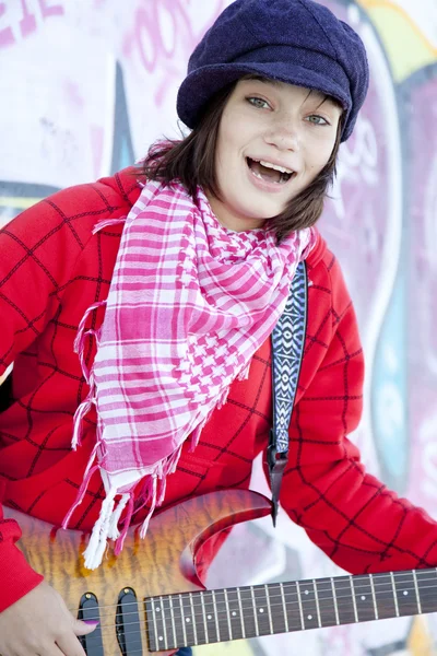 Retrato de cerca de una joven feliz con guitarra y graffiti — Foto de Stock