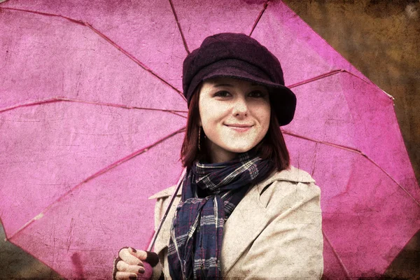 Flicka i kappa och halsduk med paraply på park i regnig dag. Phot — Stockfoto