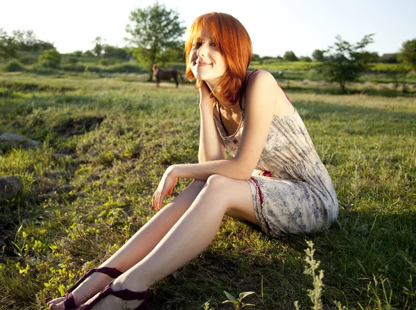 Gün batımında yeşil çim alan kız. — Stok fotoğraf