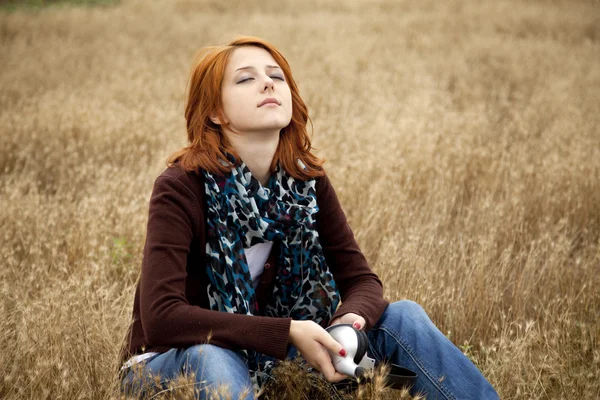 Solitario triste dai capelli rossi ragazza a campo — Foto Stock
