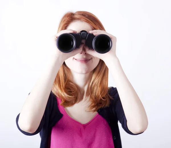 青少年的红发女孩用双筒望远镜 — 图库照片