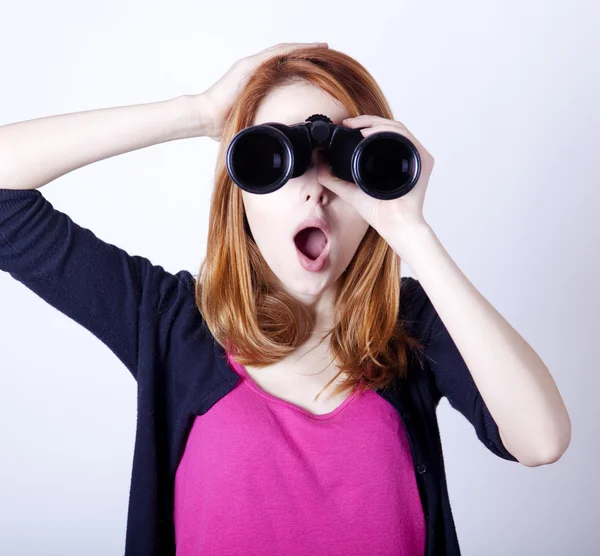 Chica pelirroja adolescente con prismáticos —  Fotos de Stock