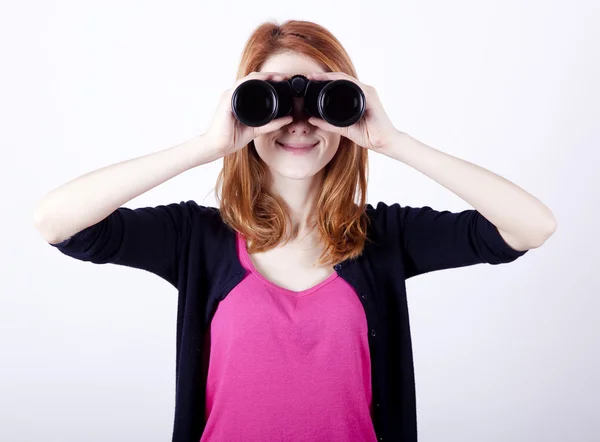Chica pelirroja adolescente con prismáticos — Foto de Stock
