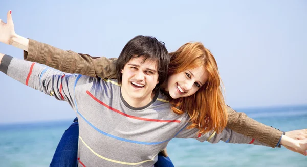Portret van een gelukkige jonge paar plezier op het strand. — Stockfoto