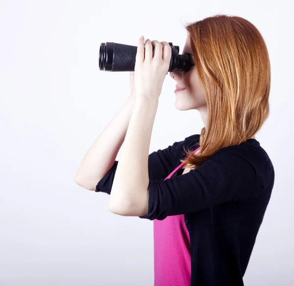 Chica pelirroja adolescente con prismáticos — Foto de Stock