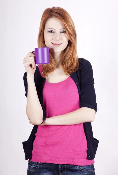 Portrét zrzavý dívku s cup. — Stock fotografie