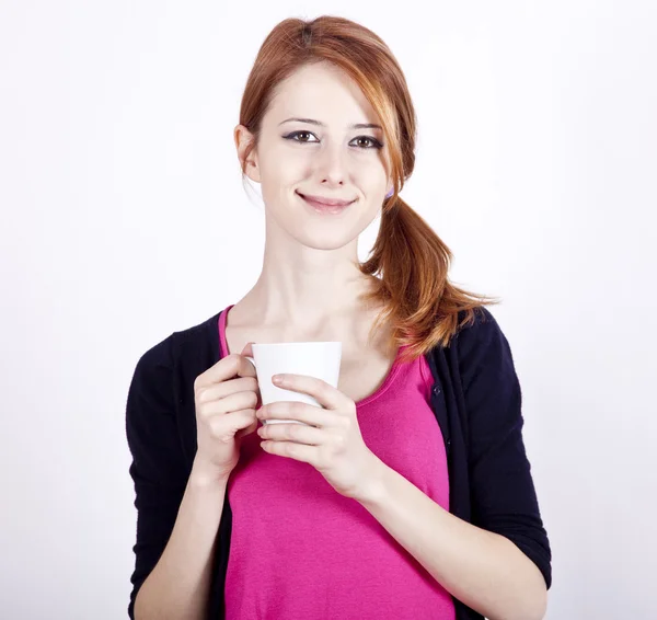 Portrét zrzavý dívku s cup. — Stock fotografie