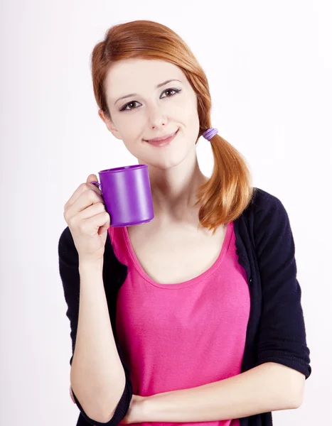 Porträtt av rödhåriga flickan med kopp. — Stockfoto