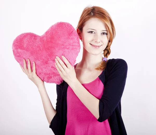 Красивая рыжая девушка с игрушечным сердцем. Фото Св. Валентина — стоковое фото
