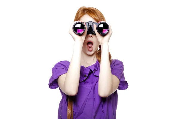 青少年的红发女孩用双筒望远镜在白色背景上孤立 — 图库照片