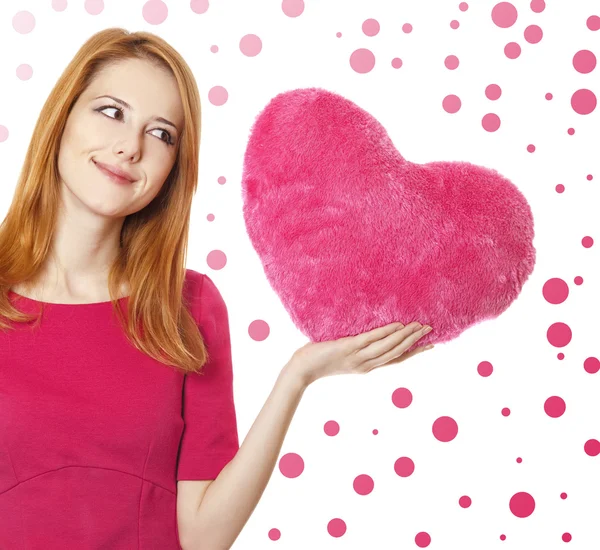 Bella ragazza dai capelli rossi con cuore giocattolo — Foto Stock