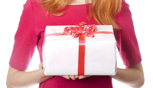 Chica pelirroja en vestido con caja de regalo —  Fotos de Stock