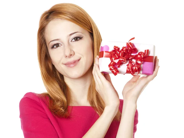 Рыжая девушка в платье с коробкой подарков — стоковое фото