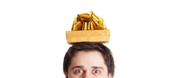 Brünette Männer mit Geschenkbox über dem Kopf. — Stockfoto