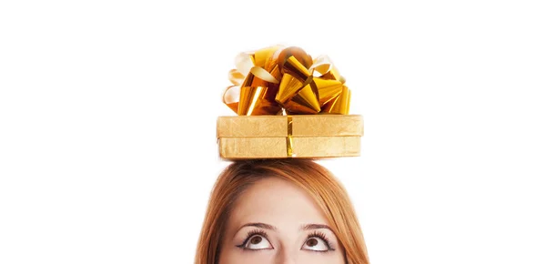 Ragazza dai capelli rossi in abito con scatola regalo sopra la testa — Foto Stock