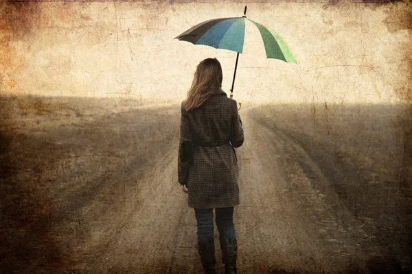Ruiva menina com guarda-chuva ao ar livre . — Fotografia de Stock