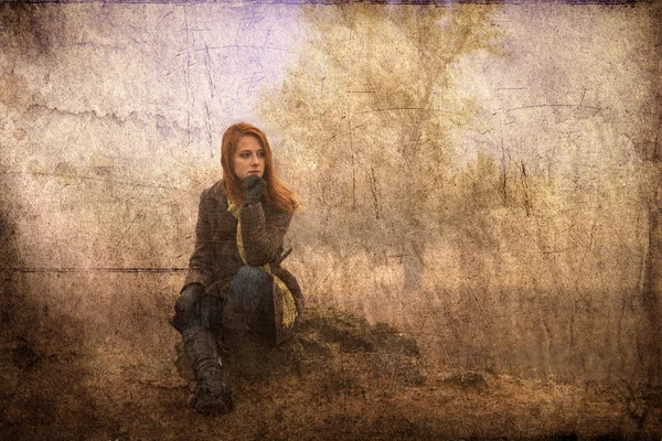 Menina ruiva sentada ao ar livre na hora do outono . — Fotografia de Stock