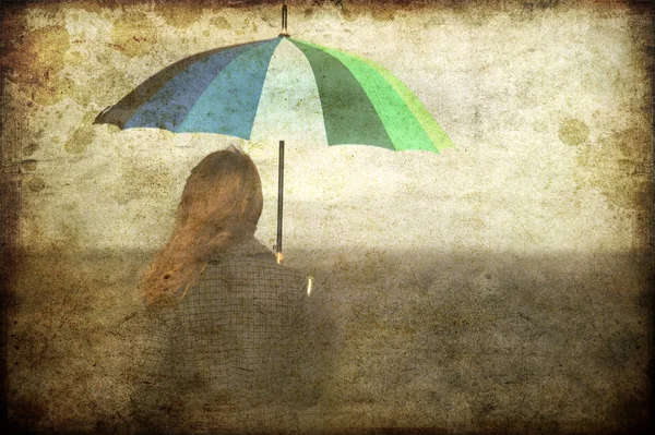 Kızıl saçlı kız, açık şemsiye ile. — Stok fotoğraf