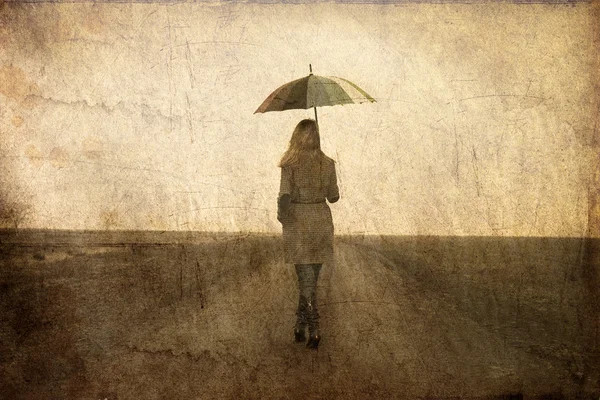 屋外の傘で赤毛の女の子. — ストック写真