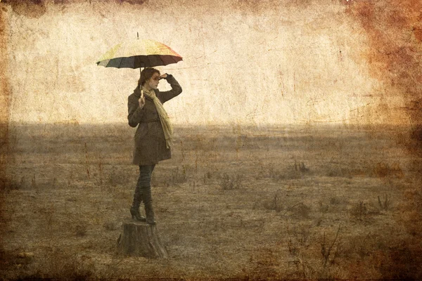 Rothaarige Mädchen mit Regenschirm im Freien. — Stockfoto