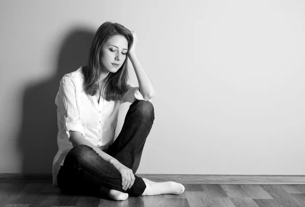 Smutný dospívající dívka, na podlahu u zdi. — Stock fotografie