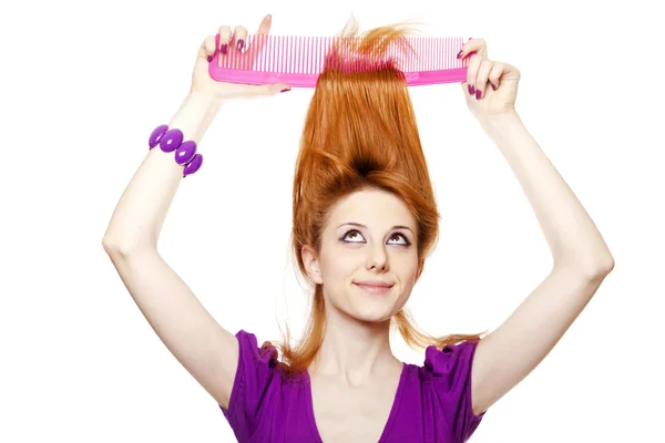 Funny fille aux cheveux roux avec grand peigne . — Photo