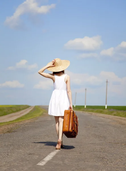 Samotna dziewczyna z walizka w drodze. — Zdjęcie stockowe