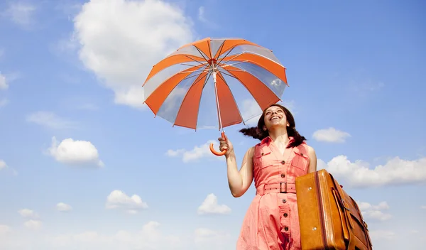 Morena encantadora com guarda-chuva e mala — Fotografia de Stock