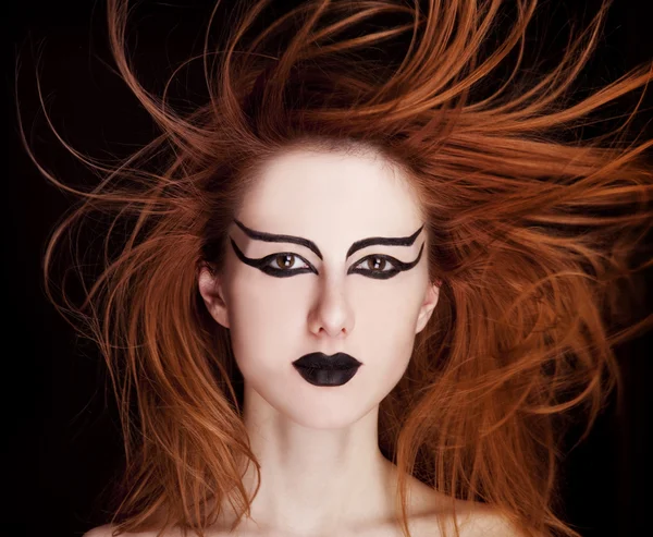 Retrato de close-up de um modelo feminino de cabelos vermelhos no fundo preto — Fotografia de Stock