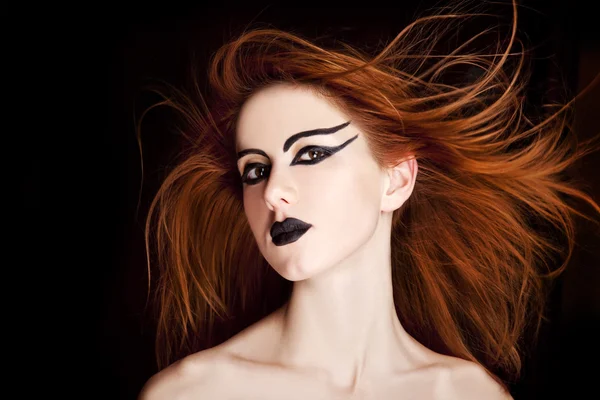 Portrait rapproché d'un modèle féminin aux cheveux roux sur fond noir — Photo