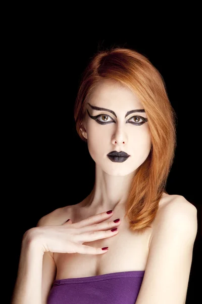 Retrato de close-up de um modelo feminino de cabelos vermelhos no fundo preto — Fotografia de Stock