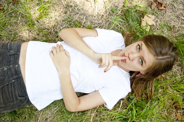 Girl lying and show silent symbol — Stock Photo, Image