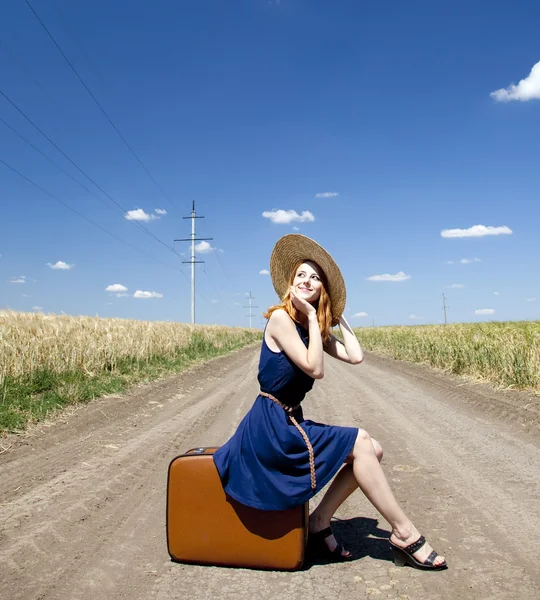 国の道路でスーツケースと孤独な少女. — ストック写真
