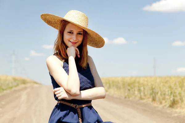 Dívka na venkovské silnici. — Stock fotografie