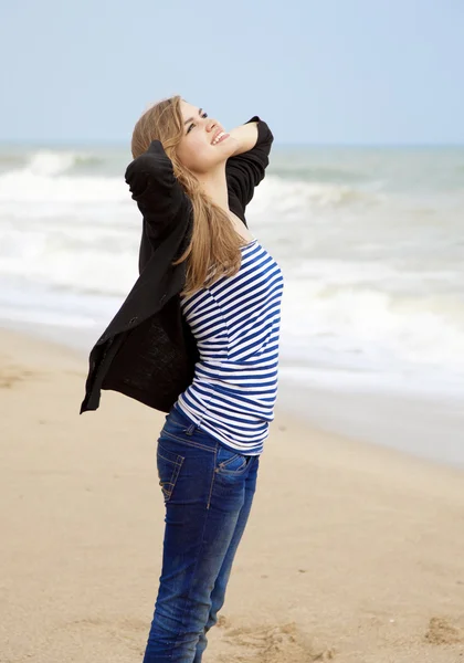 Vicces lány: kültéri látványosság közelében a tenger. — Stock Fotó