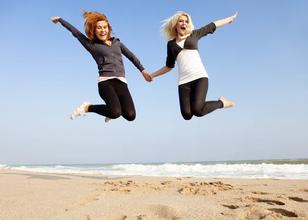 Twee meisjes op buiten in de buurt van zee. — Stockfoto