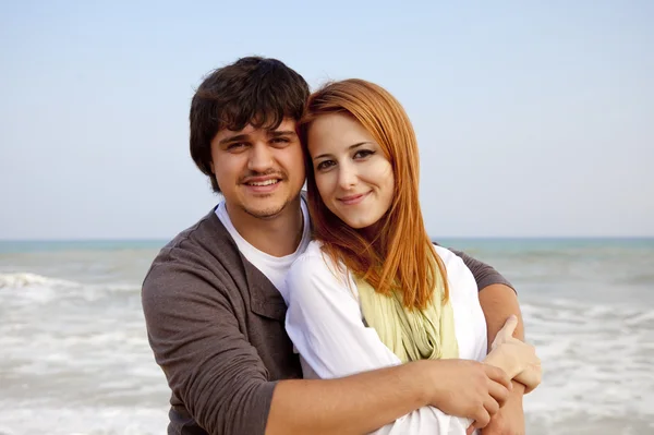 Porträt eines glücklichen jungen Paares, das Spaß am Strand hat. — Stockfoto