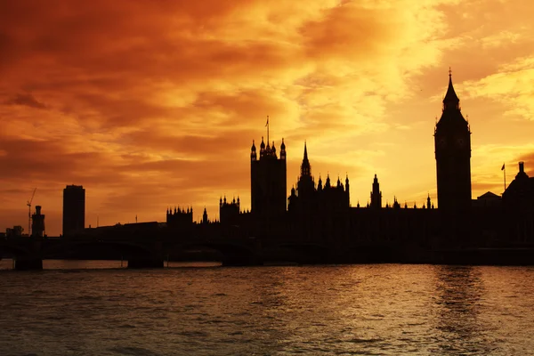 Westminster e as Casas do Parlamento ao pôr do sol — Fotografia de Stock