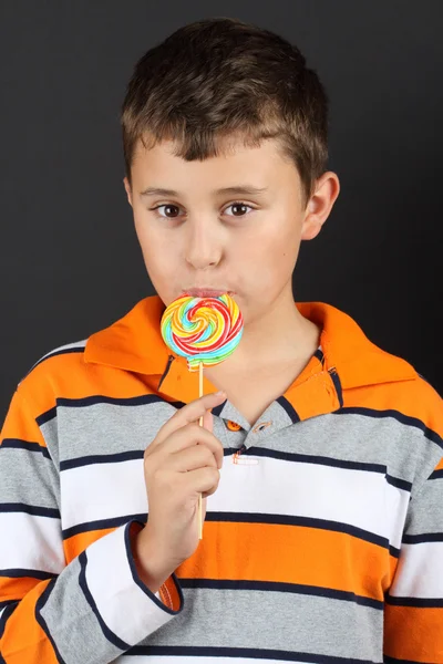막대 사탕을 먹는 소년 — 스톡 사진